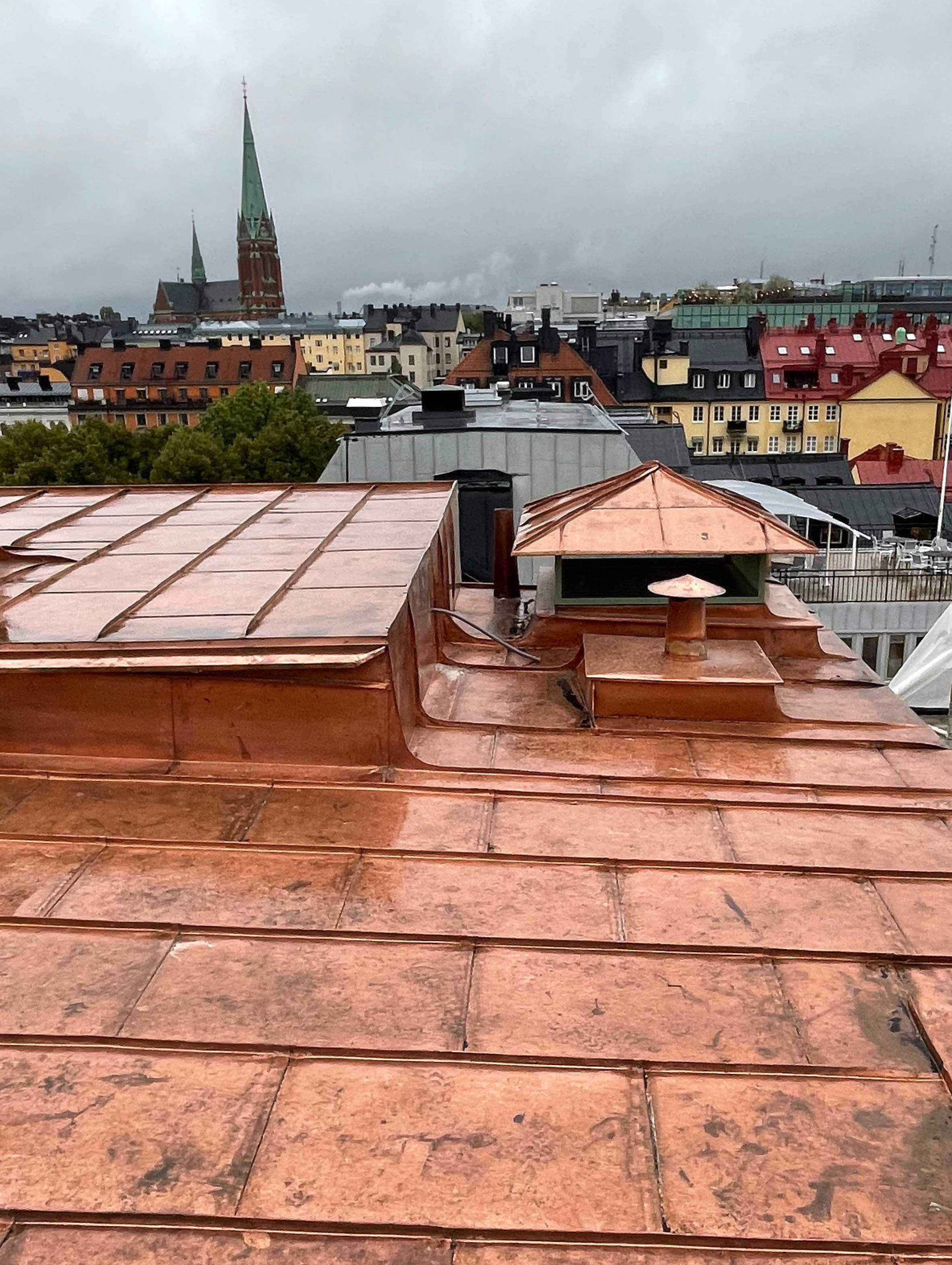 Bild på tak och alla detaljer med ny koppartäckning